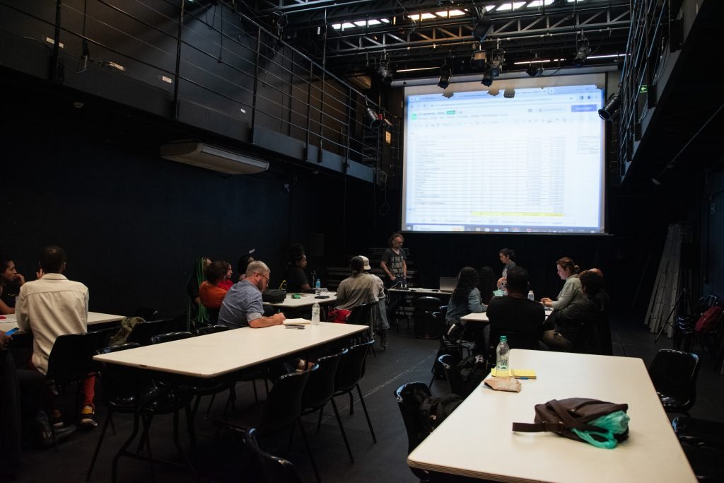 Fotografia colorida de curso "O Beabá da Produção" com Marco Prado na Roosevelt