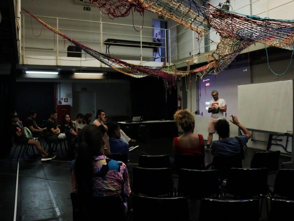 Fotografia colorida de ELA: Curso de produção para audiovisual com Airo Munhoz na Roosevelt