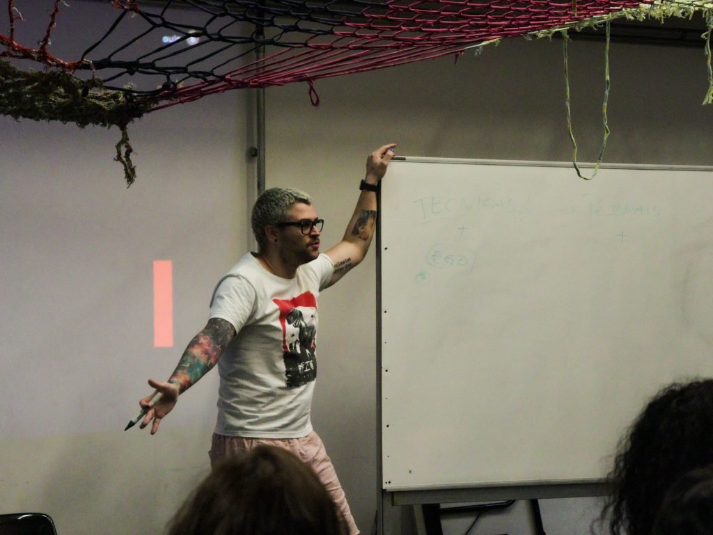 Fotografia colorida de ELA: Curso de produção para audiovisual com Airo Munhoz na Roosevelt