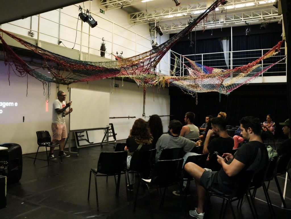 Fotografia colorida de ELA: Curso de produção para audiovisual com Airo Munhoz na Roosevelt