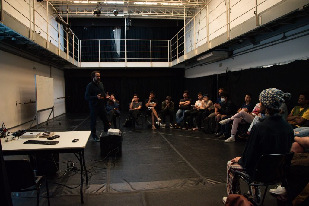 Fotografia colorida de ELA: Curso de trilha sonora para cinema com Marcello Amalfi na Roosevelt