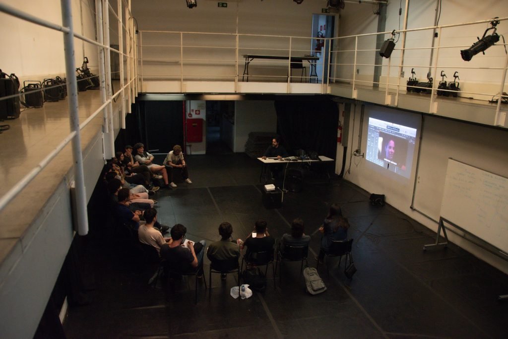 Fotografia colorida de ELA: Curso de trilha sonora para cinema com Marcello Amalfi na Roosevelt