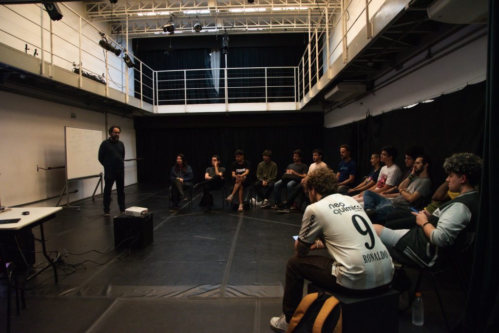 Fotografia colorida de ELA: Curso de trilha sonora para cinema com Marcello Amalfi na Roosevelt