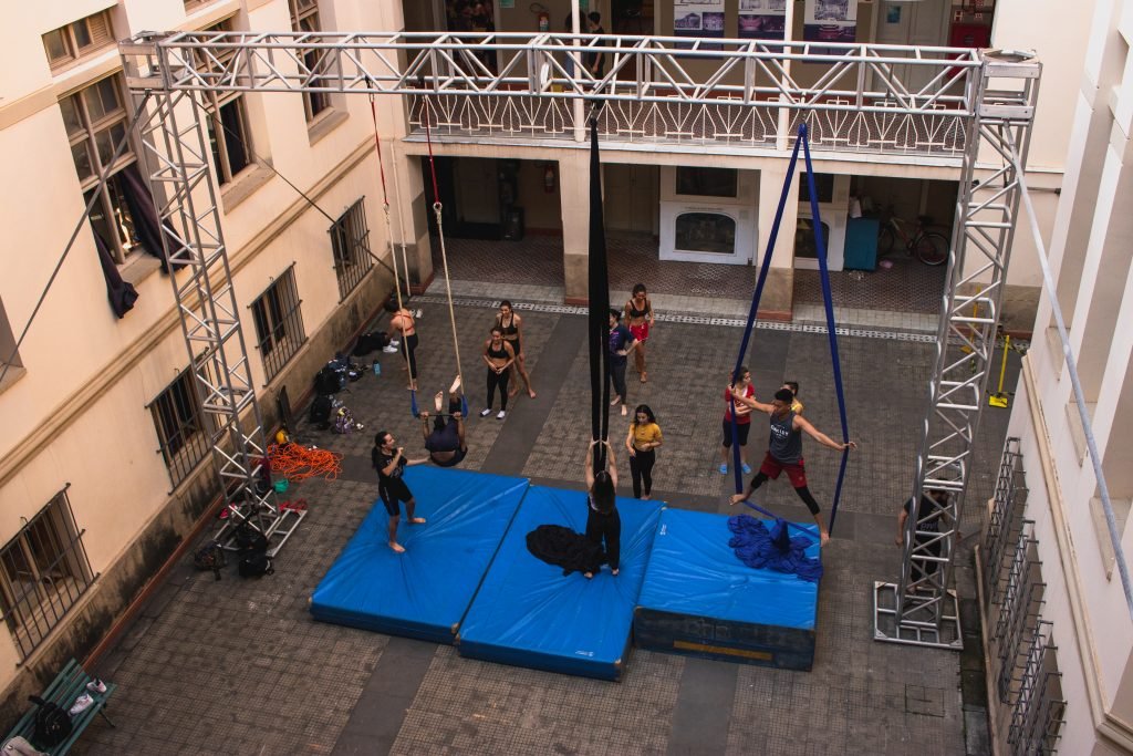 Fotografia colorida de Curso "Iniciação ao Circo"com Lui Castanho e Helen Maria no Brás