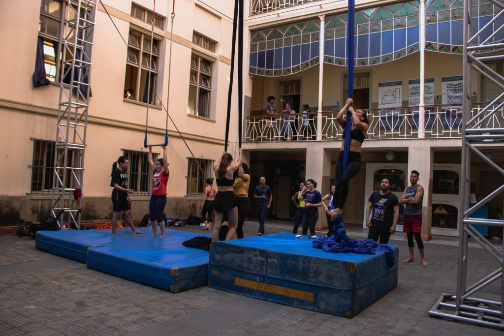 Fotografia colorida de Curso "Iniciação ao Circo"com Lui Castanho e Helen Maria no Brás