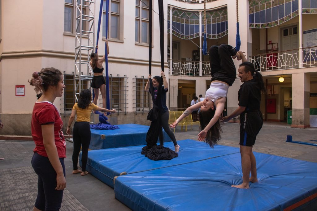 Fotografia colorida de Curso "Iniciação ao Circo"com Lui Castanho e Helen Maria no Brásv