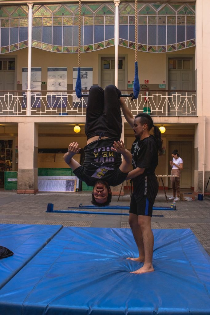 Fotografia colorida de Curso "Iniciação ao Circo"com Lui Castanho e Helen Maria no Brás
