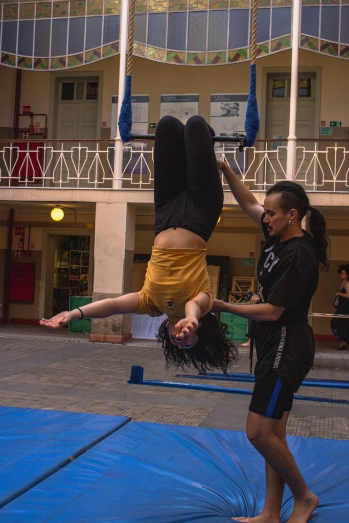 Fotografia colorida de Curso "Iniciação ao Circo"com Lui Castanho e Helen Maria no Brás