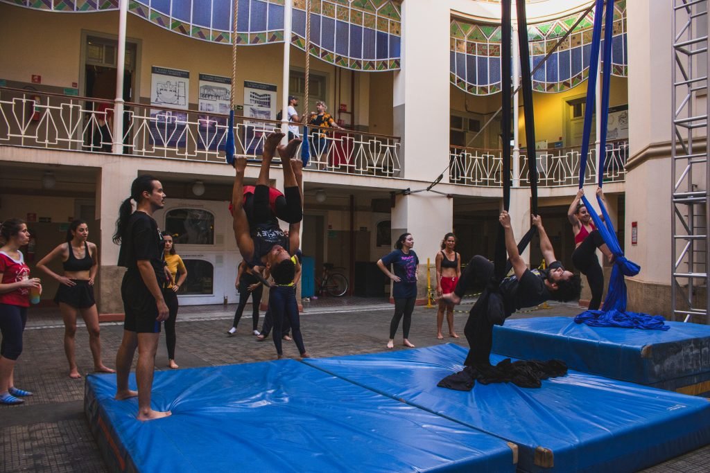 Fotografia colorida de Curso "Iniciação ao Circo"com Lui Castanho e Helen Maria no Brás