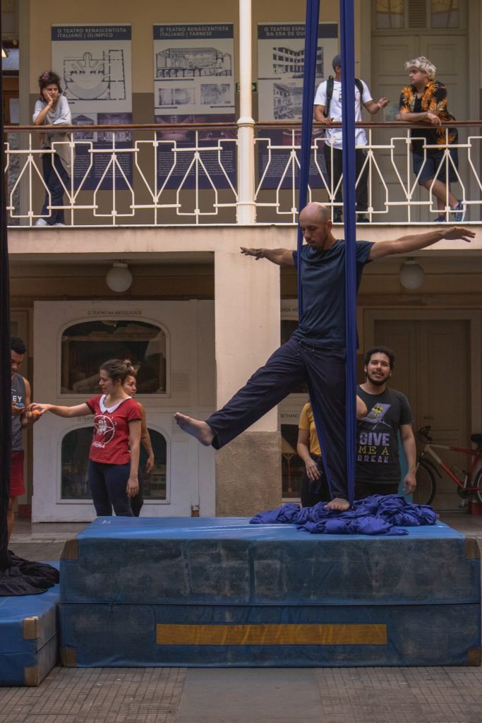 Fotografia colorida de Curso "Iniciação ao Circo"com Lui Castanho e Helen Maria no Brás
