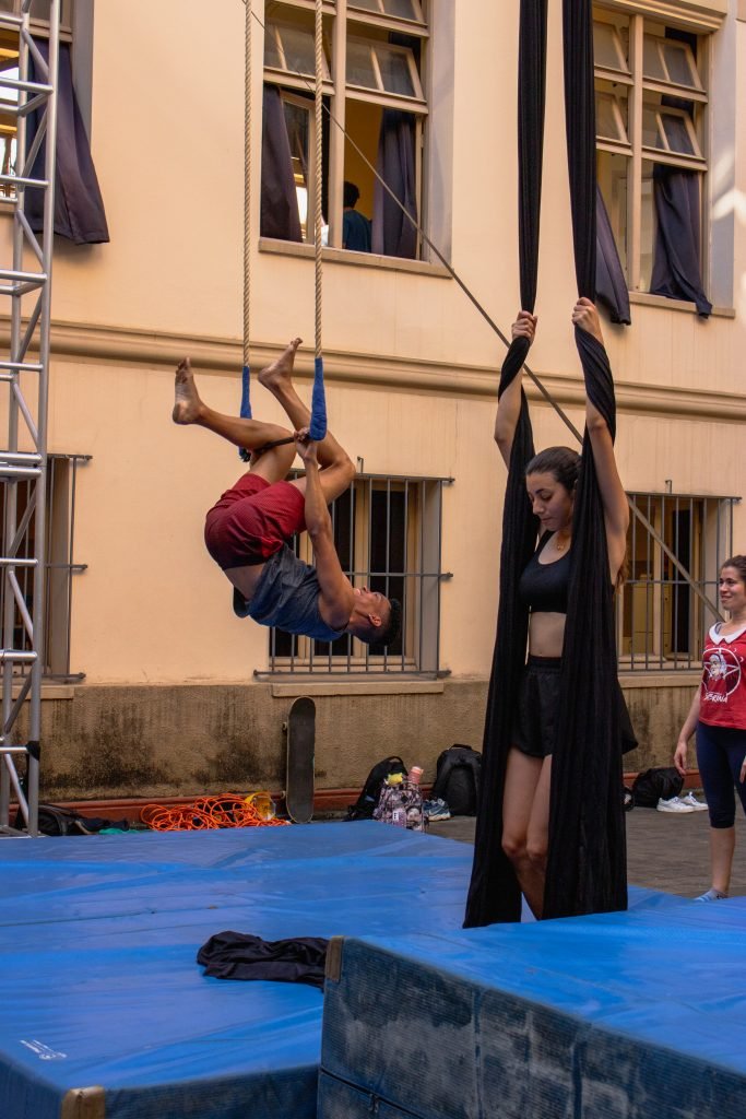 Fotografia colorida de Curso "Iniciação ao Circo"com Lui Castanho e Helen Maria no Brás