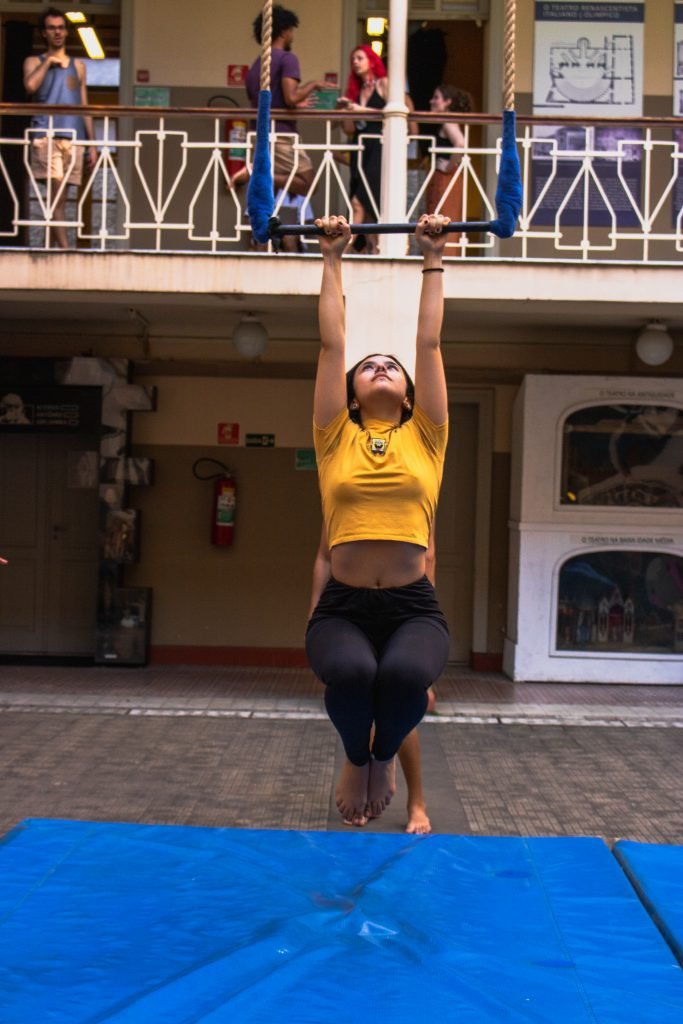 Fotografia colorida de Curso "Iniciação ao Circo"com Lui Castanho e Helen Maria no Brás
