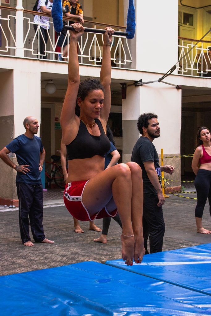 Fotografia colorida de Curso "Iniciação ao Circo"com Lui Castanho e Helen Maria no Brás