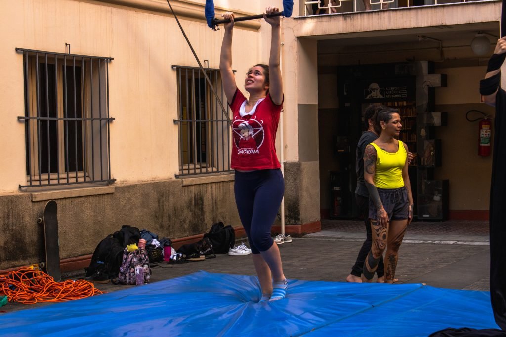 Fotografia colorida de Curso "Iniciação ao Circo"com Lui Castanho e Helen Maria no Brás