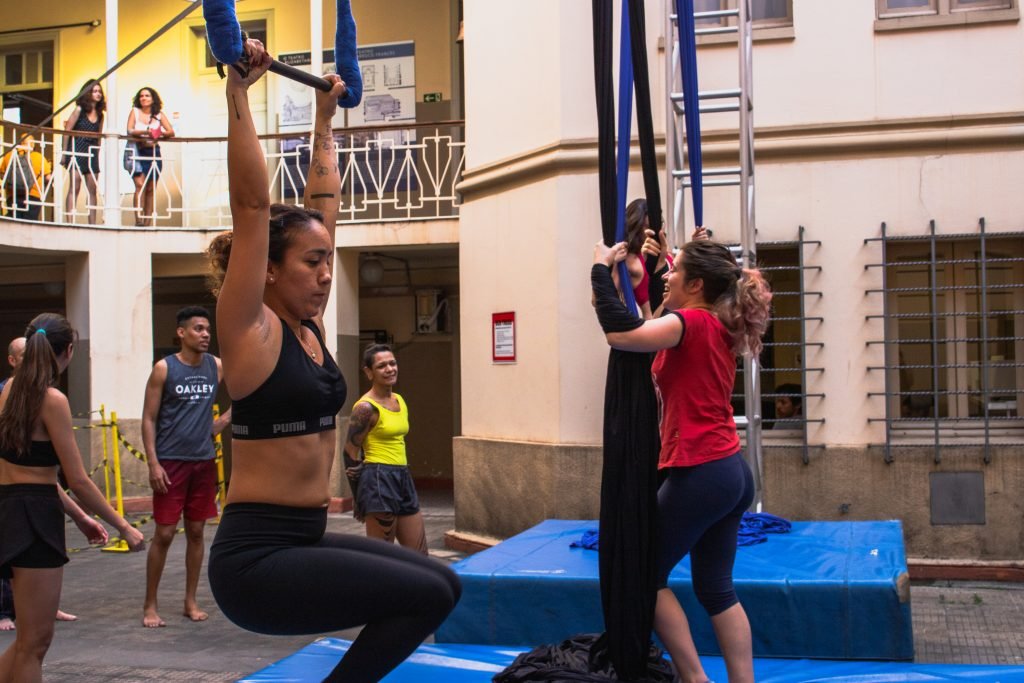 Fotografia colorida de Curso "Iniciação ao Circo"com Lui Castanho e Helen Maria no Brás