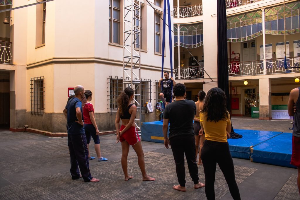 Fotografia colorida de Curso "Iniciação ao Circo"com Lui Castanho e Helen Maria no Brás