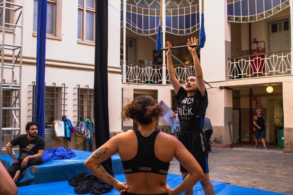 Fotografia colorida de Curso "Iniciação ao Circo"com Lui Castanho e Helen Maria no Brás