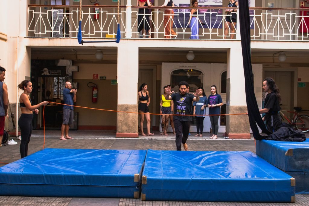 Fotografia colorida de Curso "Iniciação ao Circo"com Lui Castanho e Helen Maria no Brás