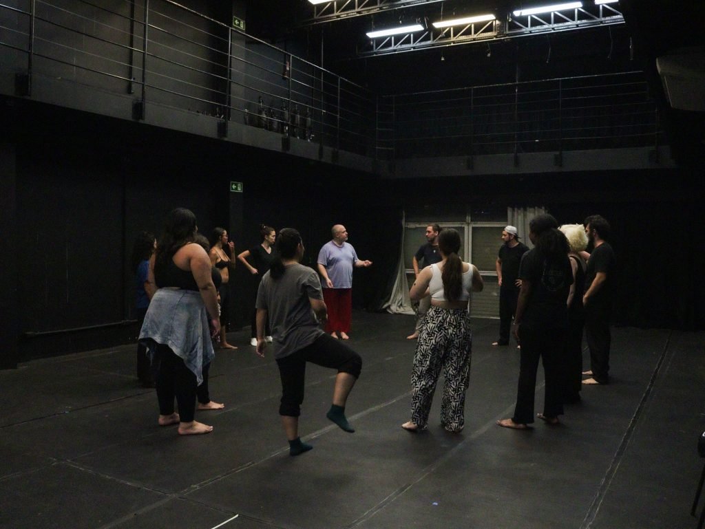 Fotografia colorida de oficina gratuita "Antes, Depois e Entre: explorações no jogo de máscaras" com Elliot Shrimpton na Roosevelt