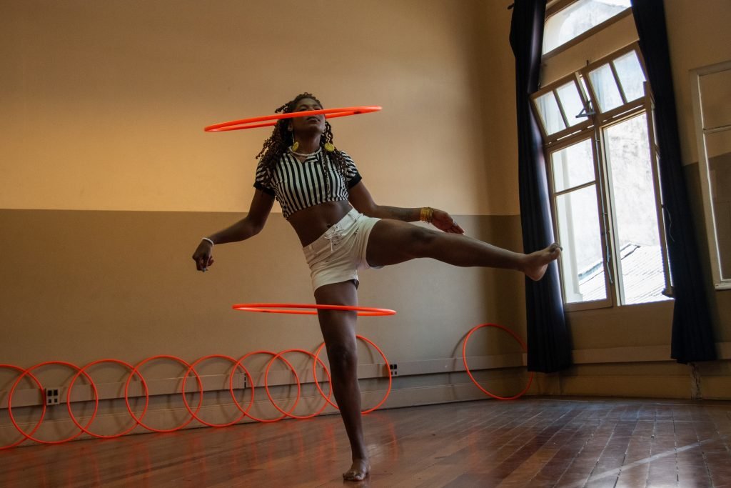 Fotografia colorida de curso de Manipulação e Criação de Bambolê Circense com Pipa Luke no Brás