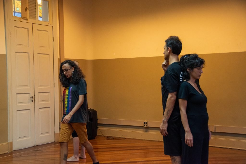 Fotografia colorida de curso Estudos de Materialidades Circenses com Furcifer Scher no Brás