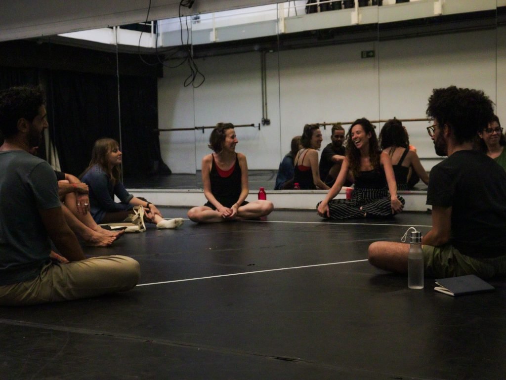 Fotografia colorida de oficina "Sem registro" com Chia Rodrigues e Victor Albuquerque na Roosevelt