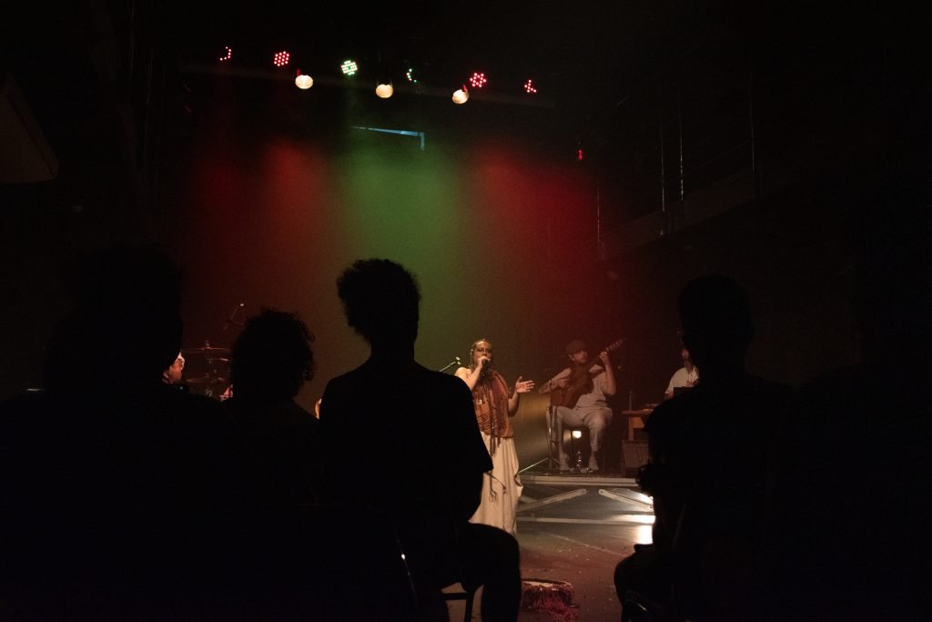 Fotografia colorida de SP Música: Show "Cantos D’alma Negra Entre Sonhos Samba e Lutas" de Tâmara David e Falange Cabocla na Roosvelt