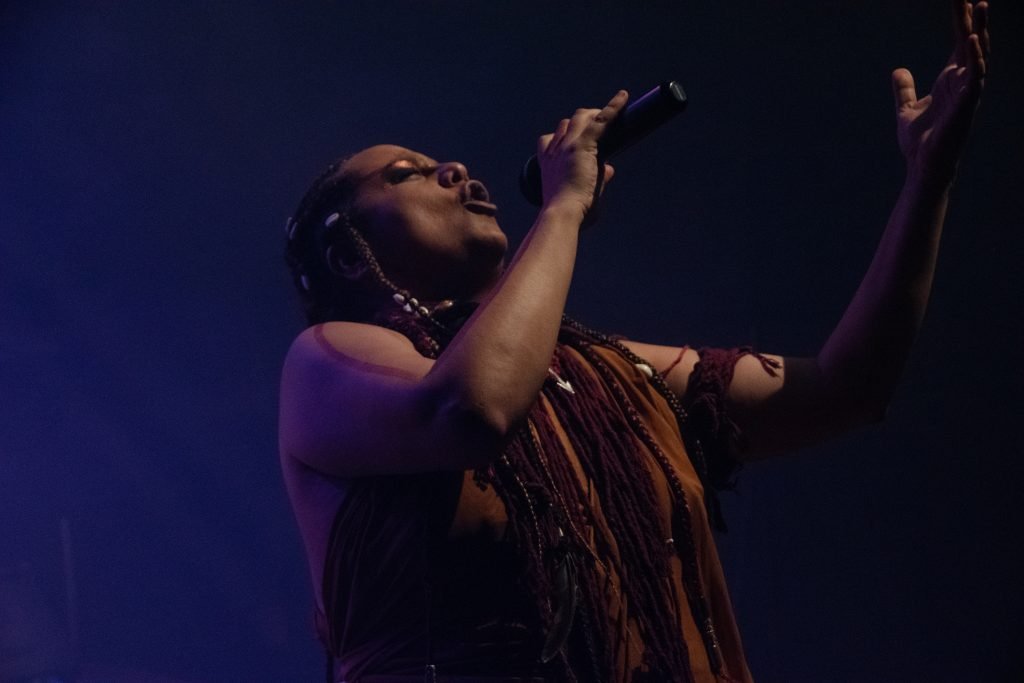Fotografia colorida de SP Música: Show "Cantos D’alma Negra Entre Sonhos Samba e Lutas" de Tâmara David e Falange Cabocla na Roosvelt