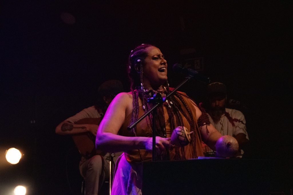 Fotografia colorida de SP Música: Show "Cantos D’alma Negra Entre Sonhos Samba e Lutas" de Tâmara David e Falange Cabocla na Roosvelt