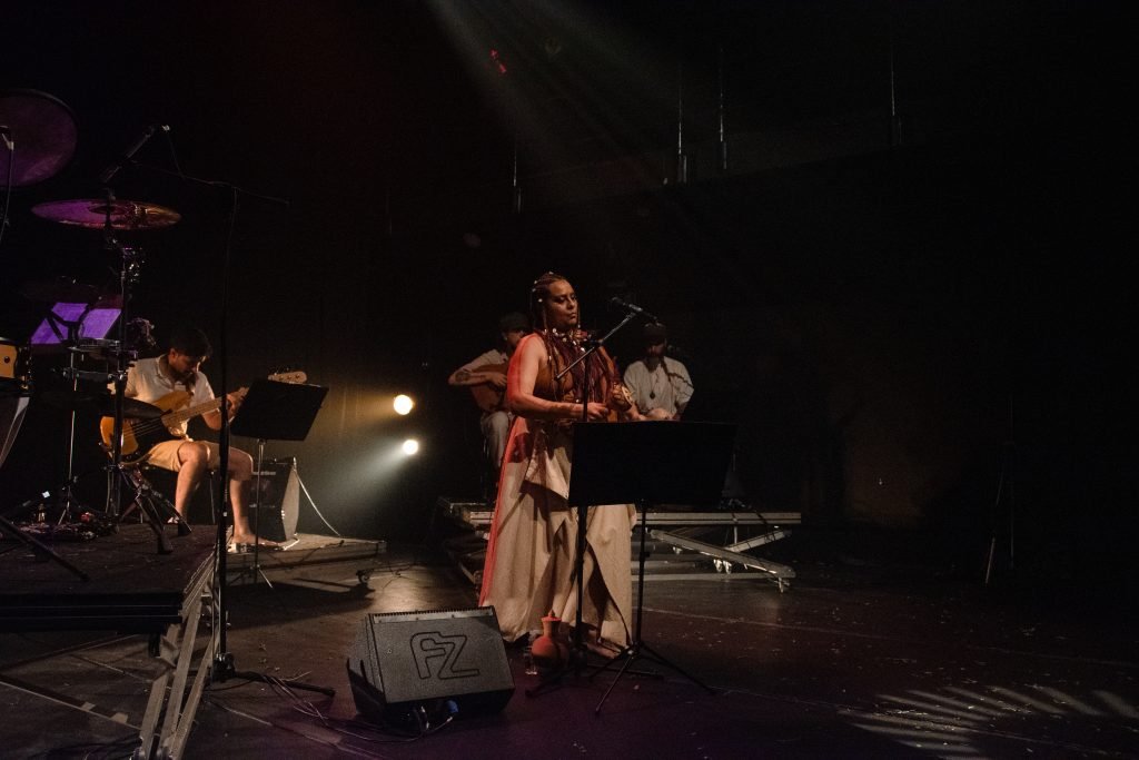 Fotografia colorida de SP Música: Show "Cantos D’alma Negra Entre Sonhos Samba e Lutas" de Tâmara David e Falange Cabocla na Roosvelt