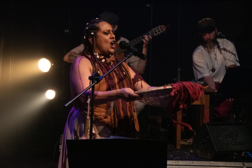 Fotografia colorida de SP Música: Show "Cantos D’alma Negra Entre Sonhos Samba e Lutas" de Tâmara David e Falange Cabocla na Roosvelt