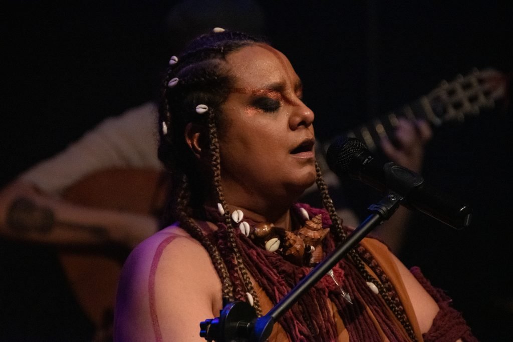 Fotografia colorida de SP Música: Show "Cantos D’alma Negra Entre Sonhos Samba e Lutas" de Tâmara David e Falange Cabocla na Roosvelt