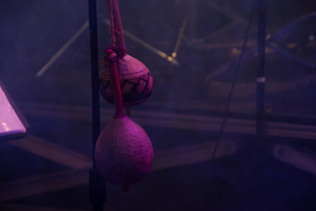 Fotografia colorida de SP Música: Show "Cantos D’alma Negra Entre Sonhos Samba e Lutas" de Tâmara David e Falange Cabocla na Roosvelt