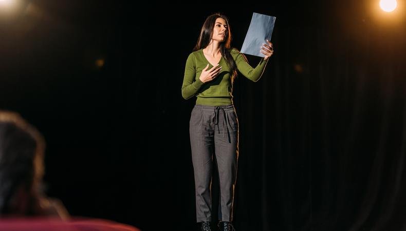 Estudante em cena: audições para a East15 na SP Escola de Teatro.