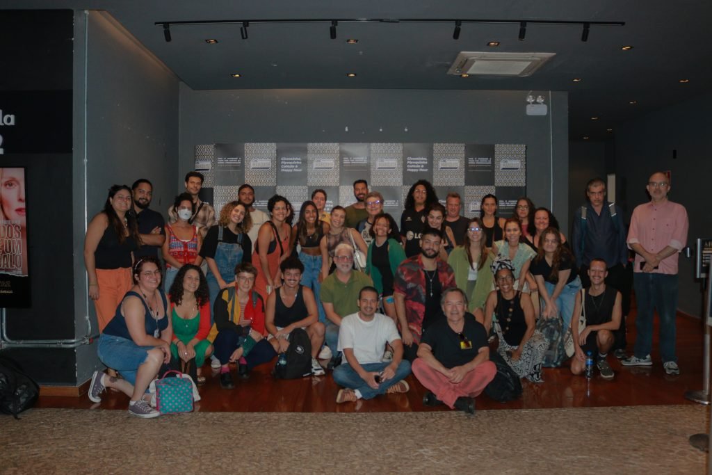 Fotografia colorida de aula no Cine Marquise do curso de extensão "Produção Cultural Contemporânea, Programação e Curadoria" com Fabio Maleronka