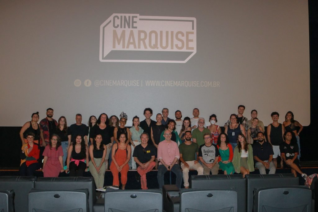Fotografia colorida de aula no Cine Marquise do curso de extensão "Produção Cultural Contemporânea, Programação e Curadoria" com Fabio Maleronka
