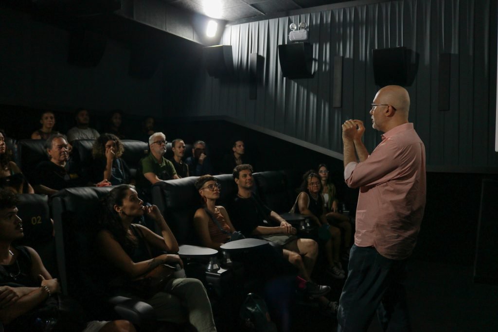 Fotografia colorida de aula no Cine Marquise do curso de extensão "Produção Cultural Contemporânea, Programação e Curadoria" com Fabio Maleronka