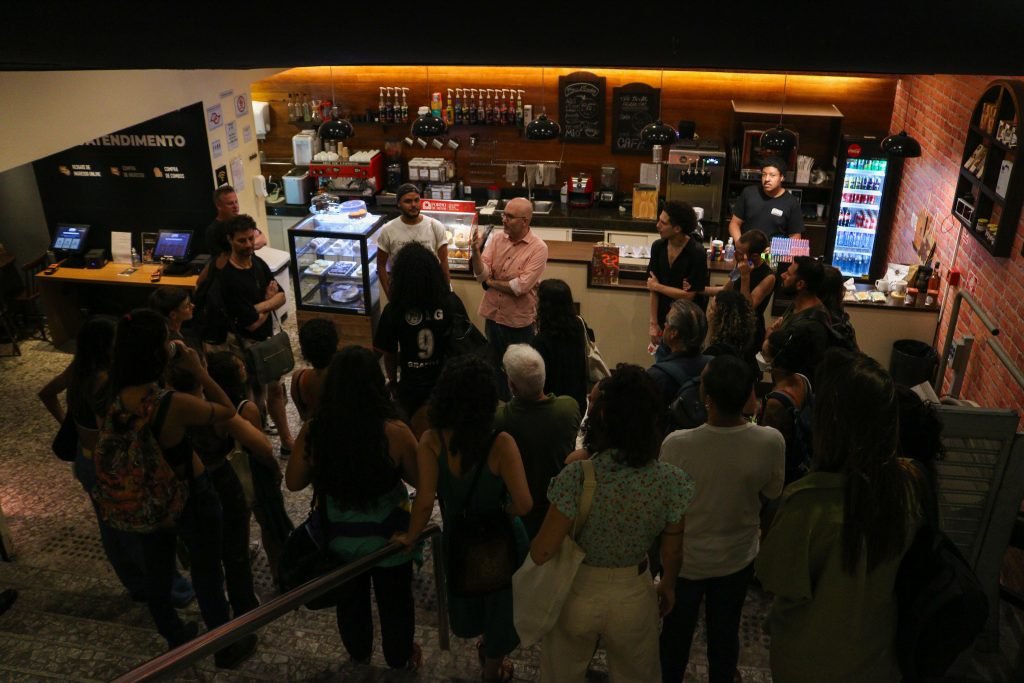 Fotografia colorida de aula no Cine Marquise do curso de extensão "Produção Cultural Contemporânea, Programação e Curadoria" com Fabio Maleronka