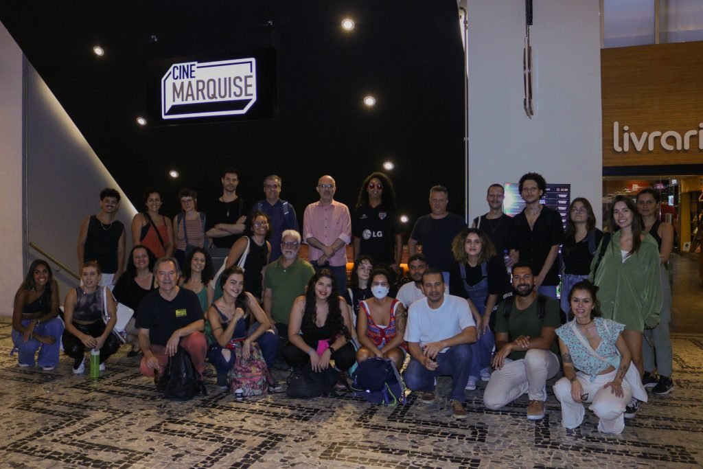 Fotografia colorida de aula no Cine Marquise do curso de extensão "Produção Cultural Contemporânea, Programação e Curadoria" com Fabio Maleronka