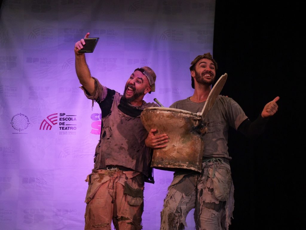 Fotografia colorida de Apresentação Trupe do Circo Lona Prea na abertura do semestre na SP Escola de Teatro, sede do Brás