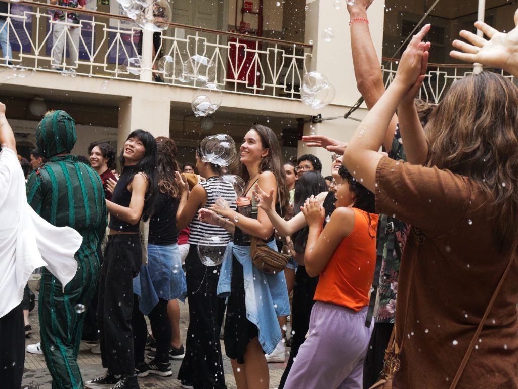 Fotografia colorida de abertura do semestre na SP Escola de Teatro, sede do Brás