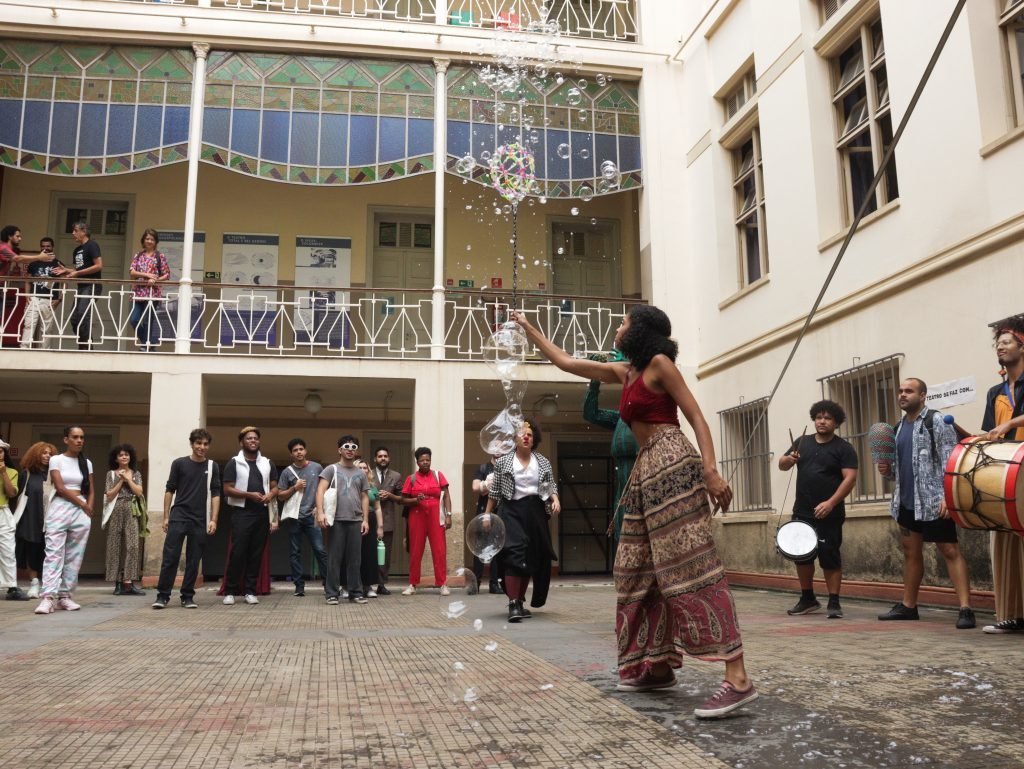 Fotografia colorida de abertura do semestre na SP Escola de Teatro, sede do Brás