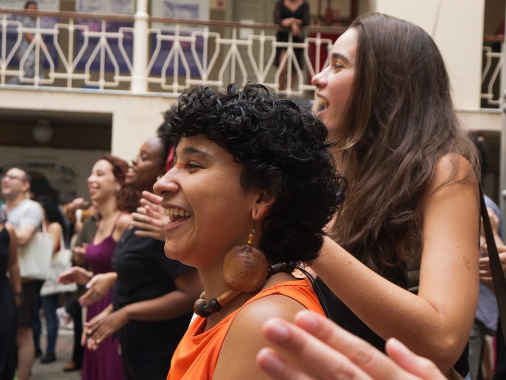 Fotografia colorida de abertura do semestre na SP Escola de Teatro, sede do Brás