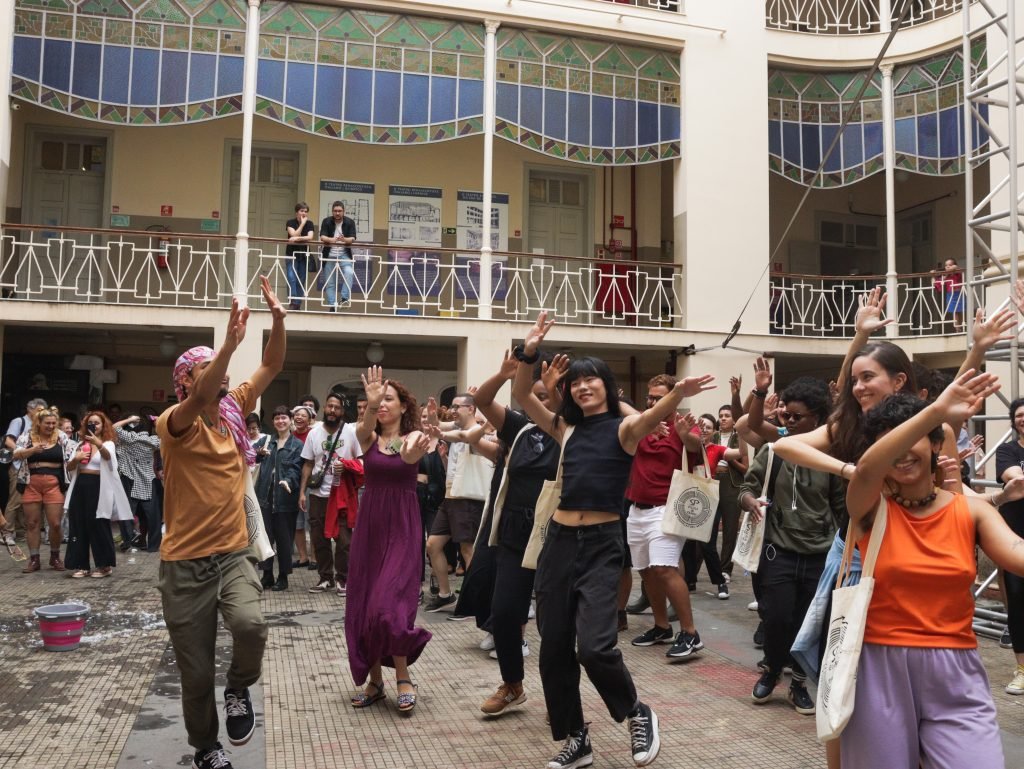 Fotografia colorida de abertura do semestre na SP Escola de Teatro, sede do Brás