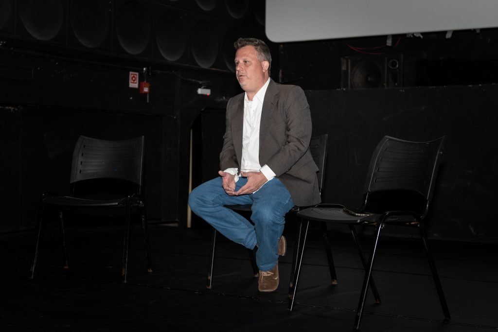 Fotografia colorida de aula no Cine Biju do curso de extensão "Produção Cultural Contemporânea, Programação e Curadoria" com Fabio Maleronka