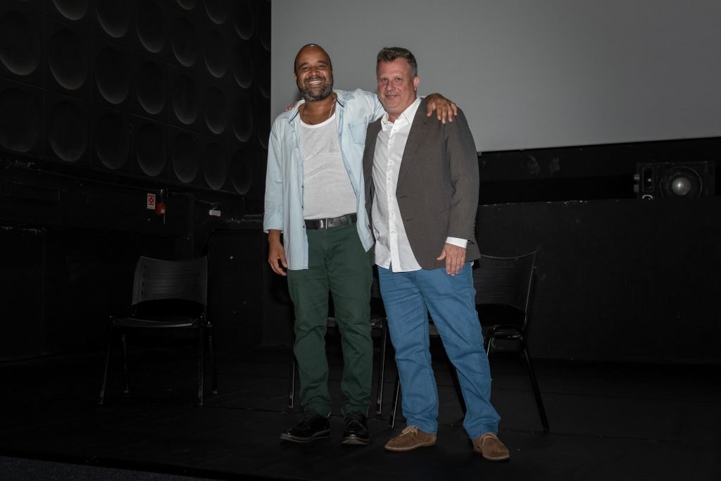 Fotografia colorida de aula no Cine Biju do curso de extensão "Produção Cultural Contemporânea, Programação e Curadoria" com Fabio Maleronka