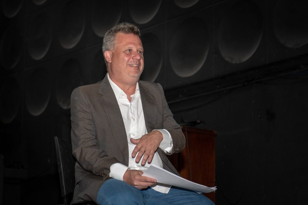 Fotografia colorida de aula no Cine Biju do curso de extensão "Produção Cultural Contemporânea, Programação e Curadoria" com Fabio Maleronka