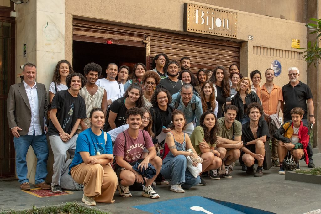 Fotografia colorida de aula no Cine Biju do curso de extensão "Produção Cultural Contemporânea, Programação e Curadoria" com Fabio Maleronka