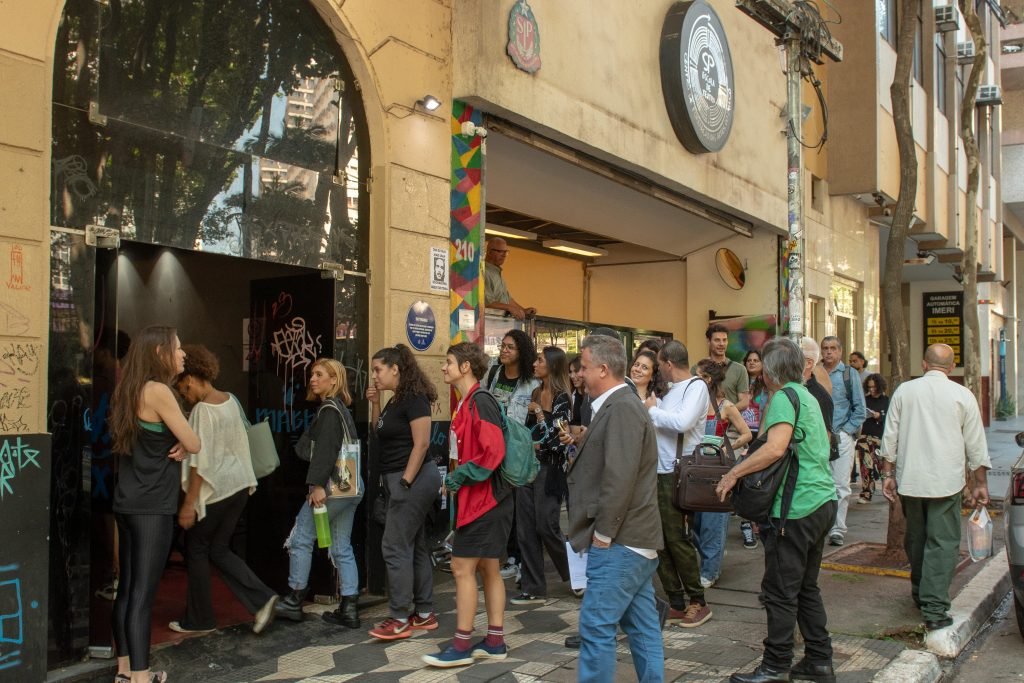 Fotografia colorida de aula no Cine Biju do curso de extensão "Produção Cultural Contemporânea, Programação e Curadoria" com Fabio Maleronka