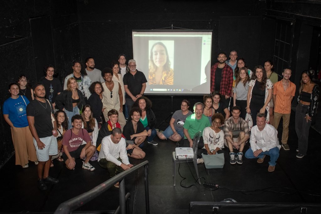 Fotografia colorida de aula no Cine Biju do curso de extensão "Produção Cultural Contemporânea, Programação e Curadoria" com Fabio Maleronka